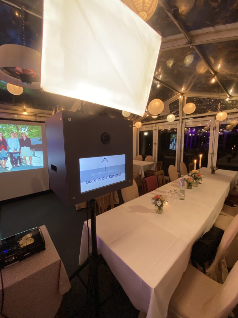 Fotobox mit Softbox, Bildschirm und Zubehör bei einer Veranstaltung