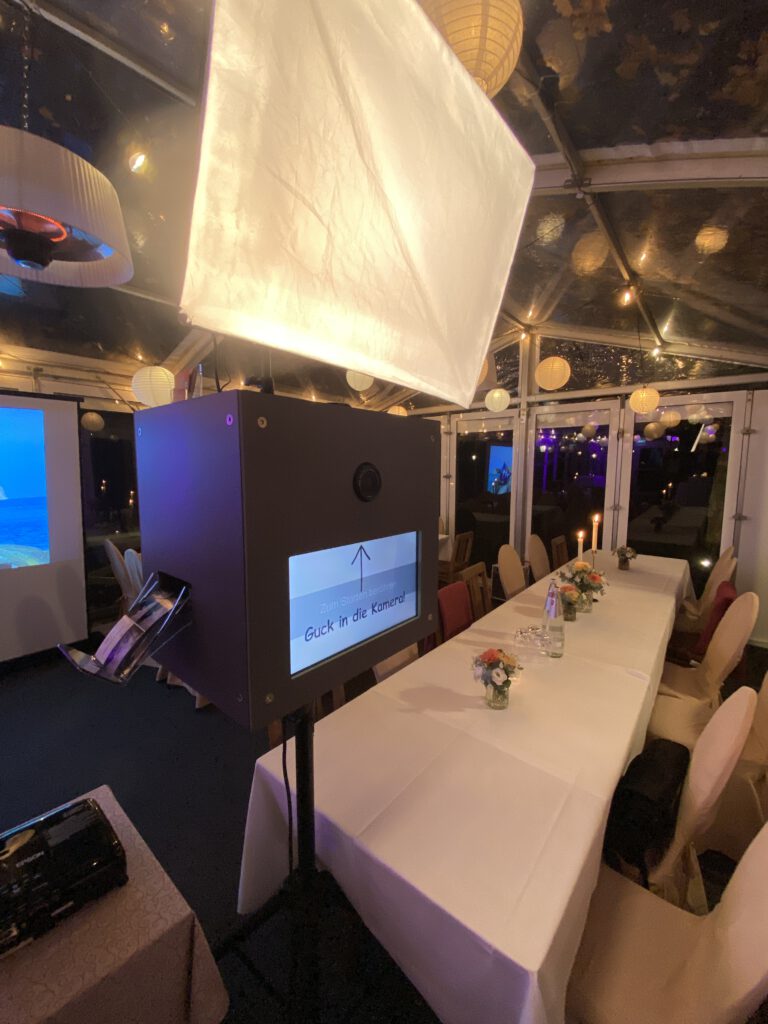 Fotobox-Aufbau mit Softbox, Kamera und Bildschirm bei einer Feier